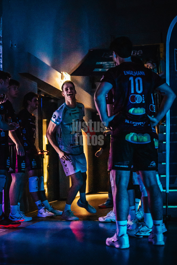 Volleyball | Herren | Saison 2025/2026 | Volleyball Ligacup | SWD powervolleys Düren vs. Energiequelle Netzhoppers KW | 12.10.2024 | Philipp Lauter (#17, SWD powervolleys Düren) läuft in die Arena ein