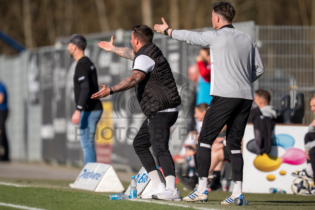SG Sonnenhof Großaspach vs. KSV Hessen Kassel, Fussball, Regionalliga Südwest, 23. Spieltag, Saison 2025/2026, 07.03.2026 | Pascal Reinhardt (Trainer SG Sonnenhof Großaspach) und Patrick Ziegler (Co-Trainer SG Sonnenhof Großaspach),SG Sonnenhof Großaspach vs. KSV Hessen Kassel, Fussball, Regionalliga Südwest, 23. Spieltag, Saison 2025/2026, 07.03.2026Foto: photosbyphips/Philip Ziegler