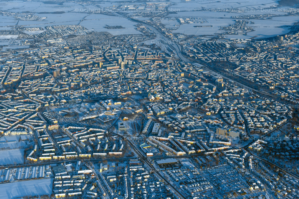 4045052 | ERFURT 14.02.2021 Winterlich schneebedeckte Stadtgebiet mit Außenbezirken und Innenstadtbereich in Erfurt im Bundesland Thüringen, Deutschland. // Wintry snowy city area with outside districts and inner city area in Erfurt in the state Thuringia, Germany. Foto: Gerhard Launer