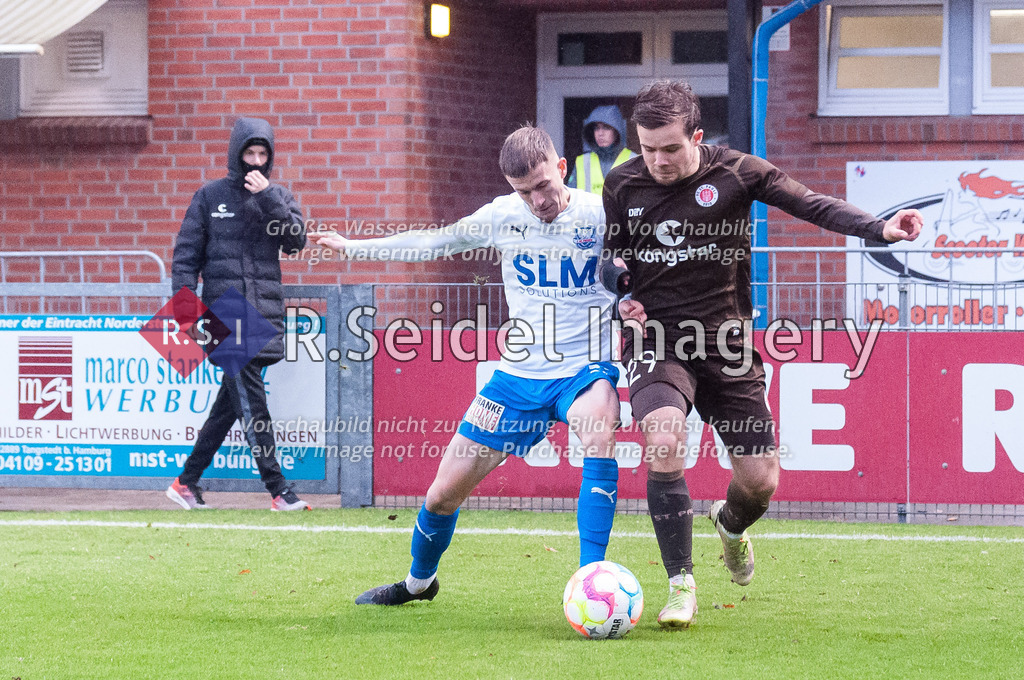 Fußball, Saison 2022/23, Regionalliga Nord, FC St. Pauli II - 1.FC Phönix Lübeck, Edmund-Plambeck-Stadion (Norderstedt), 26.11.2022, 20. Spieltag | Corvin Bock (#27, Phönix L.), Robin Guy Müller (#29, FCSP)