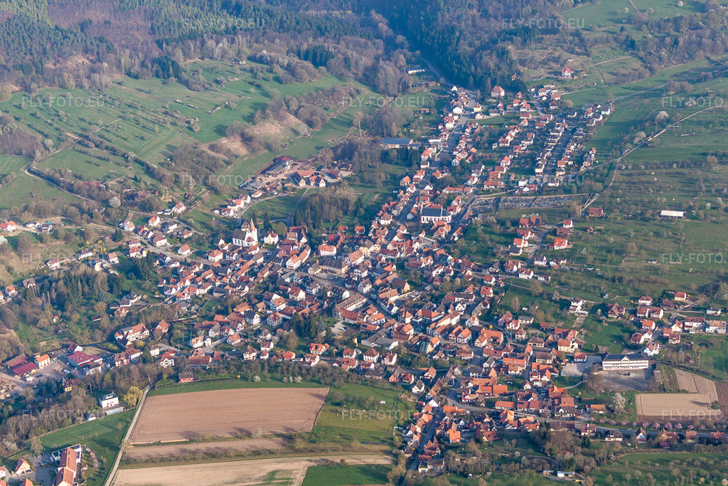 Vue aérienne: Vue du village à Lembach dans le département Bas Rhin, France. Photo: IMG_63684.jpg prise le 30/03/2014 par Werner Riehm/FLY-FOTO.eu – Résolution de l'original: 4752 x 3168 px