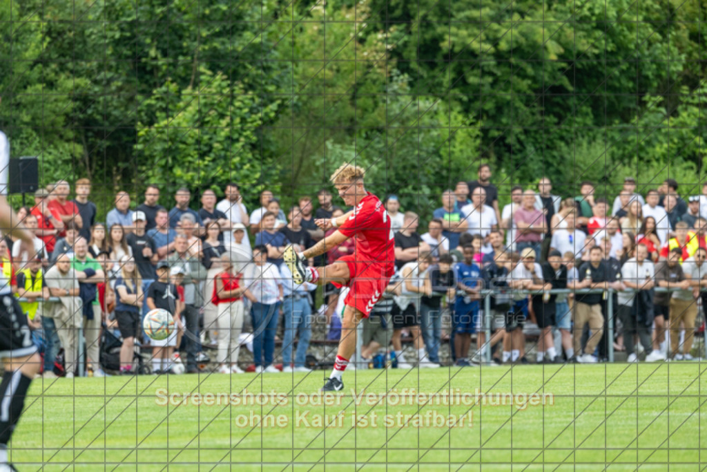 20250616_184750_0279 | #,  TV Eybach (weiß) vs. 1.FC Donzdorf II (rot), Fussball, Entscheidungsspiel 3 in Kreisliga A3 - Bezirk Neckar/Fils, Saison 2024/2025, Rasensportplatz, Staufenecker Str. 41, 73084 Salach, 16.06.2025 - 18:30 Uhr,Foto: PhotoPeet-Sportfotografie/Peter Harich