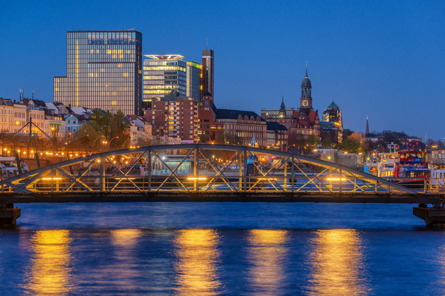 10241116 - St. Pauli Skyline und Michel | Blick auf St. Pauli und den Michel bei Nacht.