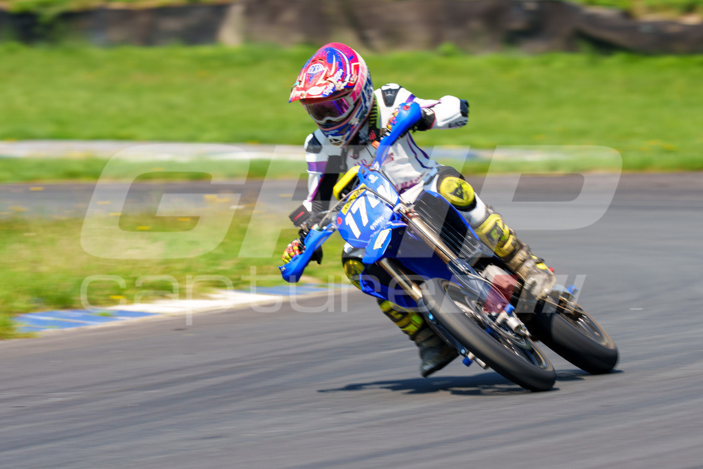 G-Cup + Supermoto Staatsmeisterschaft + Hungarian Supermoto Championship | GRIPcapture steht für authentische Sportfotografie in Österreich – für Momente, die mehr sind als Geschwindigkeit oder Ergebnis. Es geht um Emotion, Spannung, Fokus und den Augenblick, der oft nur einen Wimpernschlag dauert.Ob Motorsport, Teamsport oder 
