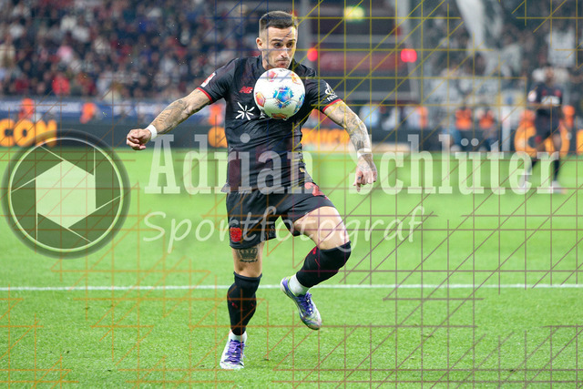 Bayer 04 Leverkusen vs Eintracht Frankfurt - Bundesliga  | Leverkusen, Deutschland, 12.09.25:   Aleix Garcia (Bayer 04 Leverkusen) in Aktion am Ball, Einzelaktion waehrend des Spiels der Bundesliga zwischen  Bayer 04 Leverkusen vs Eintracht Frankfurt in der BayArena(Foto von Brauer-Fotoagentur / Adrian Schlueter)