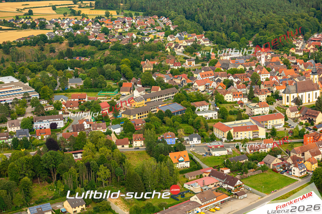 Das Luftbild zeigt :  Hollfeld - Die Luftaufnahme wurde 2024 vom UL-Flugzeug aus erstellt ( keine Drohne ) - Hochauflösende Luftaufnahme - Für grossformatige Ausdrucke geeignet. Die Geschenkidee !Mit Lizenz und Bildrechte bestellbar