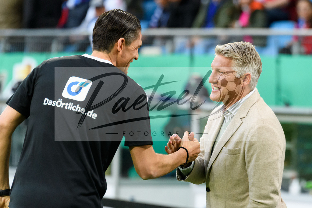 HSVSCF20220419_412 | Fussball, Herren: Referee Deniz Aytekin und Bastian Schweinsteiger schauen beim DFB-Pokal-Halbfinalspiel zwischen Hamburger SV und SC Freiburg im Volksparkstadion am 19.04.2022 in Hamburg, Deutschland.DFB / DFL REGULATIONS PROHIBIT ANY USE OF PHOTOGRAPHS AS IMAGE SEQUENCES AND/OR QUASI-VIDEO. - Realisiert mit Pictrs.com