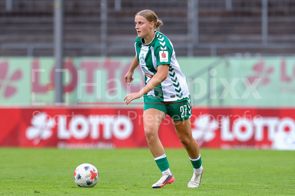 Fussball, Google Pixel Frauen-Bundesliga, 1. FSV Mainz 05 - SV Werder Bremen | Sarah Gutmann (SV Werder Bremen, 27) am Ball, Freisteller, Einzelbild, Ganzkörper, Aktion, Action, Spielszene, DIE DFB-RICHTLINIEN UNTERSAGEN JEGLICHE NUTZUNG VON FOTOS ALS SEQUENZBILDER UND/ODER VIDEOÄHNLICHE FOTOSTRECKEN. DFB REGULATIONS PROHIBIT ANY USE OF PHOTOGRAPHS AS IMAGE SEQUENCES AND/OR QUASI-VIDEO.