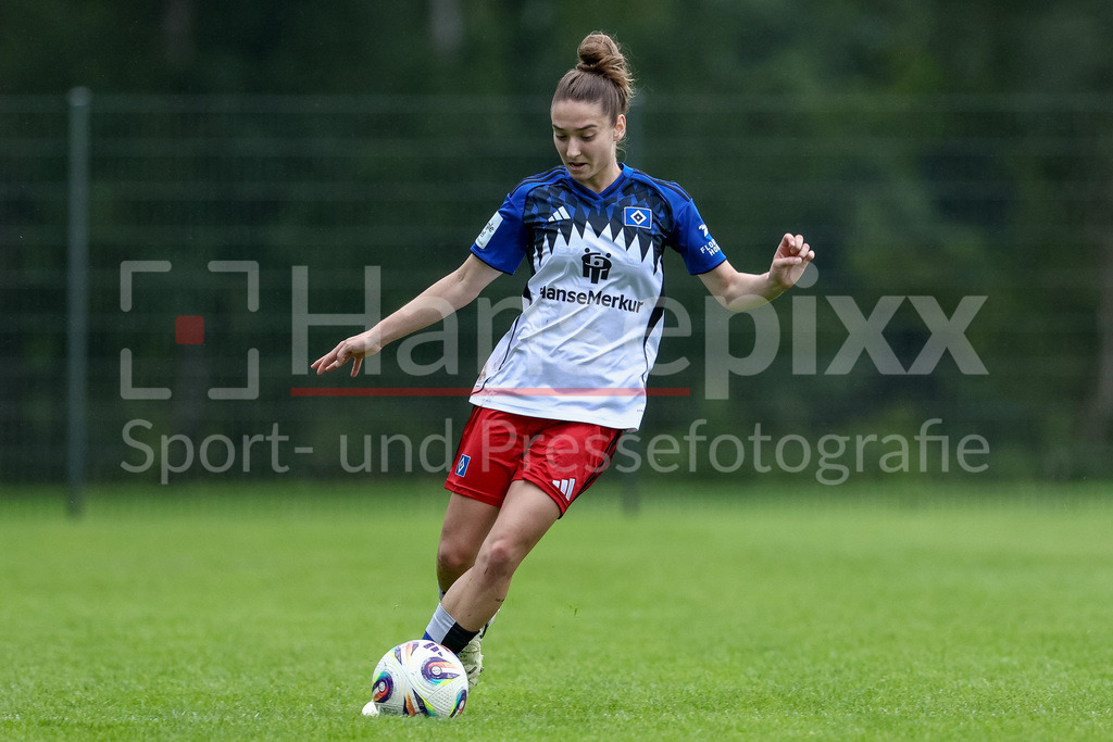 Fussball, Testspiel Frauen, Hamburger SV - FC Viktoria Berlin | Michela Croatto (Hamburger SV, 13) am Ball, Freisteller, Einzelbild, Ganzkörper, Aktion, Action, Spielszene