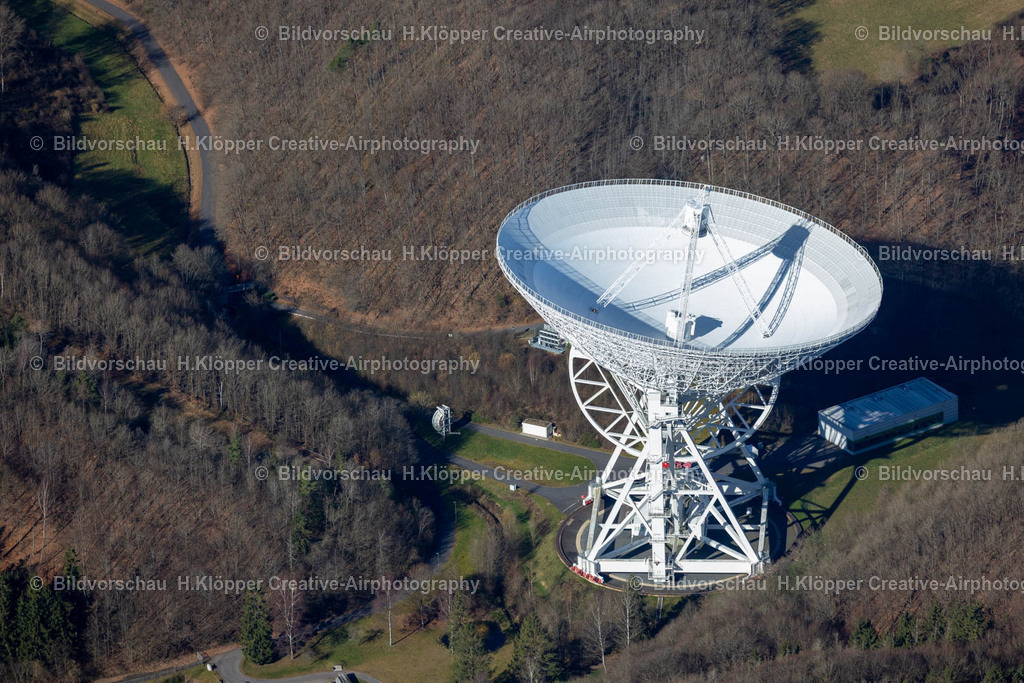 Luftbild Effelsberg-9867 | LuftbildfotografieParabolspiegel von Satellitenschüsseln des Radioteleskopes im Ortsteil Effelsberg in Bad Münstereifel im Bundesland Nordrhein-Westfalen, Deutschland. - Realisiert mit Pictrs.com
