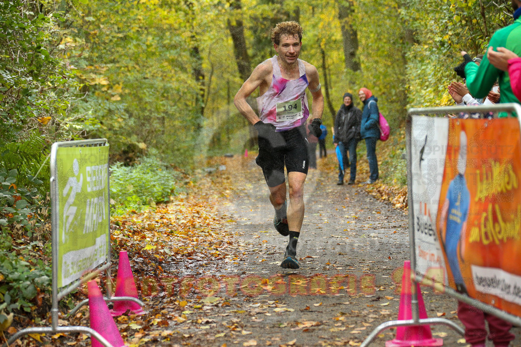 251026_1156_EX1_9784 | Sportfotografie im Rhein-Sieg Kreis, Köln, Bonn, NRW, Rheinland Pfalz, Hessen, etc. Unser Tätigkeitsfeld umfasst den Laufsport vom Volkslauf über den Marathon, Duathlon, Triathon bis zum Ultralauf wie Kölnpfad Ultra oder Schindertrail.