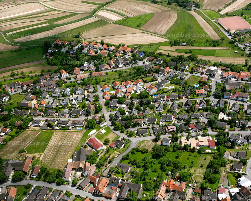 2626384 | LEGELSHURST 09.06.2006 Ortsansicht am Rande von landwirtschaftlichen Feldern und Nutzflächen  in Legelshurst im Bundesland Baden-Württemberg, Deutschland // Village view on the edge of agricultural fields and land  in Legelshurst in the state Baden-Wuerttemberg, Germany Foto: Gerhard Launer