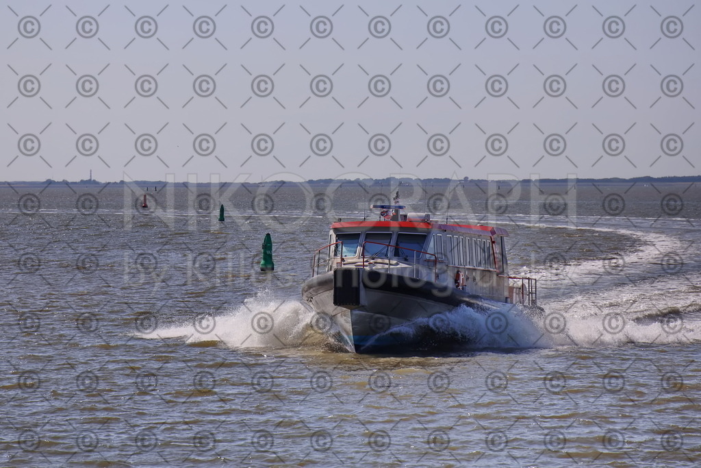 Schnellfähre "Esonborg" | Die Schnellfähre "Esonborg" wurde 2018 in Makkum fertiggestellt und verbindet seit dem März 2018 die Nordseeinsel Ameland mit dem Fährhafen von Holwert auf dem niederländischen Festland. Die Schnellfähre kann 48 Passagiere mit einer Geschwindigkeit von ca. 40 km/h transportieren.