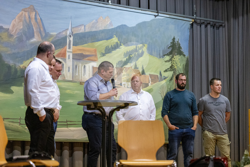 SKE100J_4752 | Die Schwinger des Schwyzer Kantonalen Schwingerverbandes: Fotos, die Dynamik und Leidenschaft festhalten, sowie emotionale Momente aus dem traditionellen Schwingsport zeigen. - Realisiert mit Pictrs.com