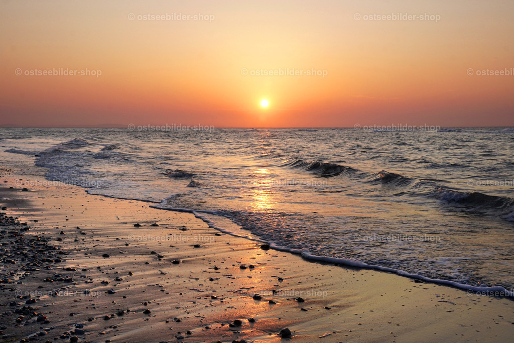 Spiegelungen der Abendsonne im flachen Wasser | Die Märzsonne taucht das Ostseeufer in ein warmes Licht.