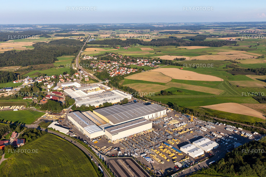 Gebäude und Produktionshallen auf dem Fabrikgelände der Liebherr-Mischtechnik GmbH | Luftbild: Gebäude und Produktionshallen auf dem Fabrikgelände der Liebherr-Mischtechnik GmbH im Ortsteil Kürnbach in Bad Schussenried im Bundesland Baden-Württemberg in Deutschland. Foto: IMG_128861.jpg vom 03.09.2021 durch ©2025 Werner Riehm fly-foto.de/copyright - Realisiert mit Pictrs.com