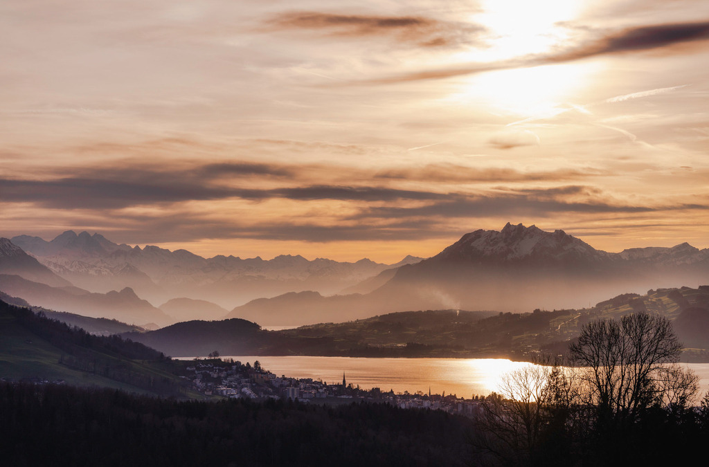 Sicht auf Zug | Aufgenommen vom Josefs Hügel in Neuheim. Blick auf Pilatus und Zugersee und die Stadt Zug. - Realisiert mit Pictrs.com