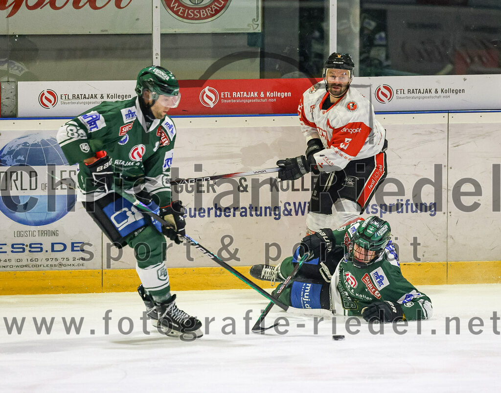 2024-01-12_015_TSV_Erding_gegen_EV_Dingolfing | Erding, Deutschland, 12.01.2024:
Eishockey, Bayernliga Vorrunde 2023 / 2024, 24. Spieltag, TSV Erding gegen EV Dingolfing, Endergebnis: 10:2

Michael Trox (Erding Gladiators, #86), Simon Franz (Erding Gladiators, #4)

Foto: Christian Riedel / fotografie-riedel.net