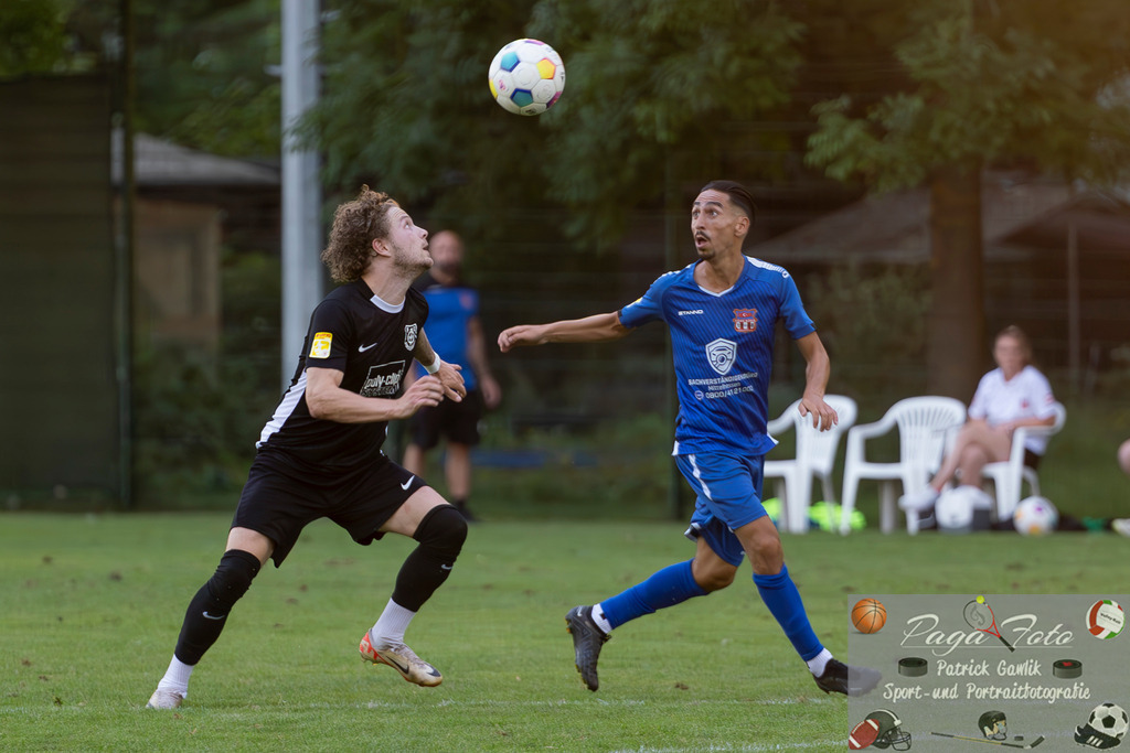 Hessenliga: Türk Gücü Friedberg - FC Eddersheim, 09.08.2024 | Noah Schmitt (FC Eddersheim #2) &amp; Kamil Yikilmaz (Türk Gücü Friedberg #7) im Kampf um den Ball, Türk Gücü Friedberg - FC Eddersheim, Friedberg, Städtischer Sportplatz, 9.8.2024 - Realisiert mit Pictrs.com