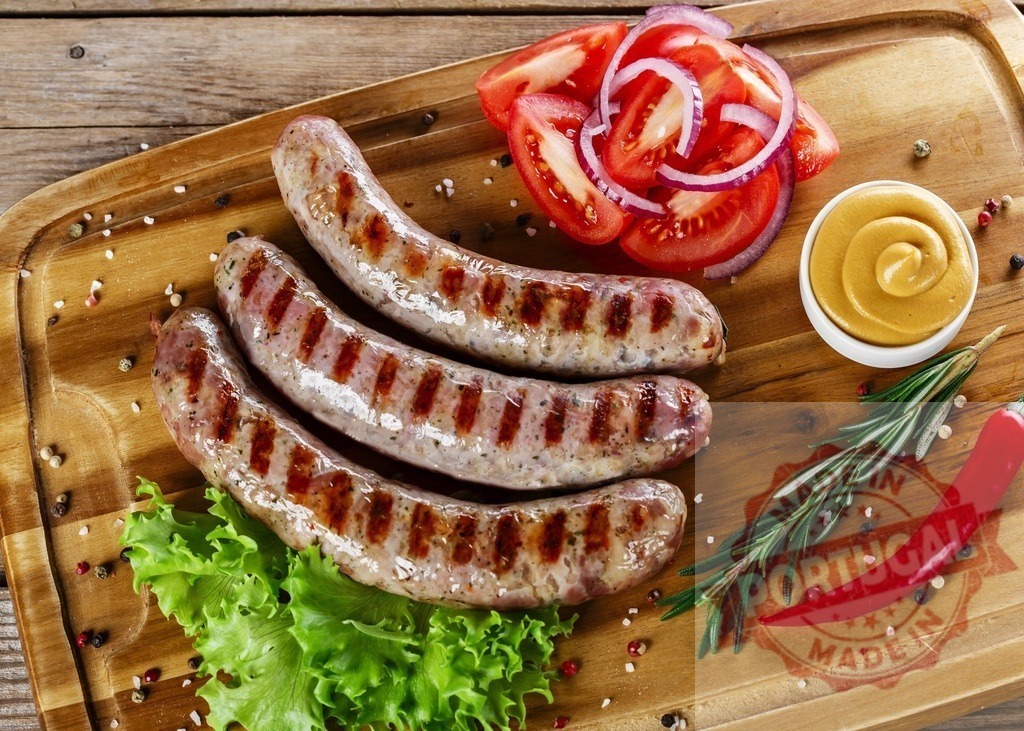 Grilled bratwurst sausages with mustard, vegetables, and spices | Grilled bratwurst sausages serving with fresh vegetables, mustard, and spices on a wooden board - Realisiert mit Pictrs.com