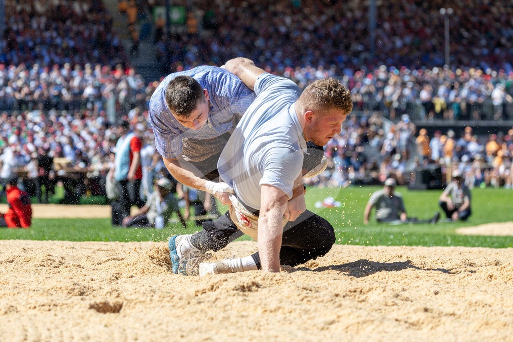 ESAF2025_07Gang_6906 | Die Schwinger des Schwyzer Kantonalen Schwingerverbandes: Fotos, die Dynamik und Leidenschaft festhalten, sowie emotionale Momente aus dem traditionellen Schwingsport zeigen. - Realisiert mit Pictrs.com