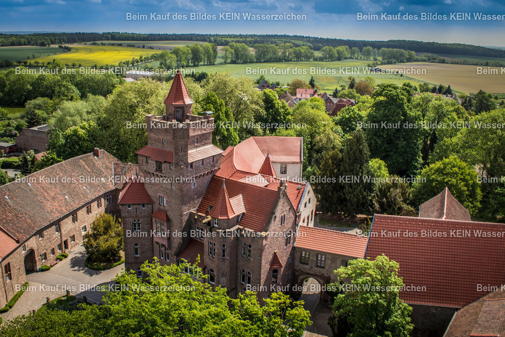 Schloss Altenhausen von oben | Die Luftaufnahmen zeigen das Schloss Altenhausen aus der Vogelperspektive. Sichtbar sind die historische Schlossanlage, der weitläufige Park und die umgebende Landschaft. Die Bilder dokumentieren das bedeutende Kulturdenkmal und den bekanntesten Blickfang des Ortes Altenhausen im Landkreis Börde.
 - Realisiert mit Pictrs.com