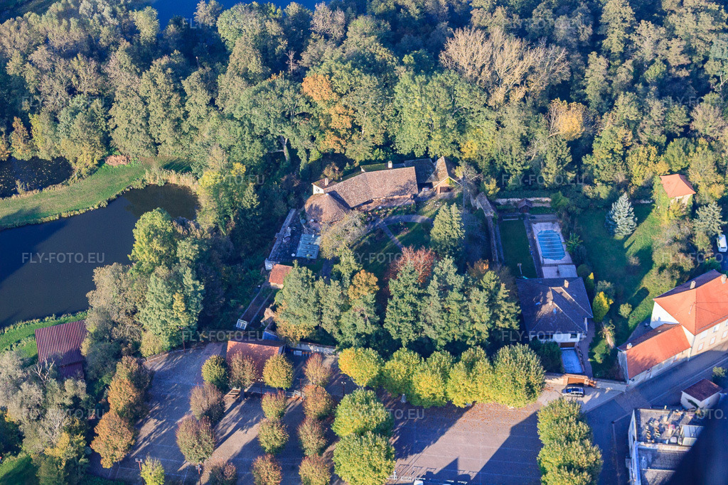 Vue aérienne: Pl. du Château à le quartier Neulauterburg in Lauterbourg dans le département Bas Rhin, France.Photo: IMG_45958.jpg prise le 23/10/2011 par Werner Riehm/FLY-FOTO.euRésolution de l'original: 4752 x 3168 px