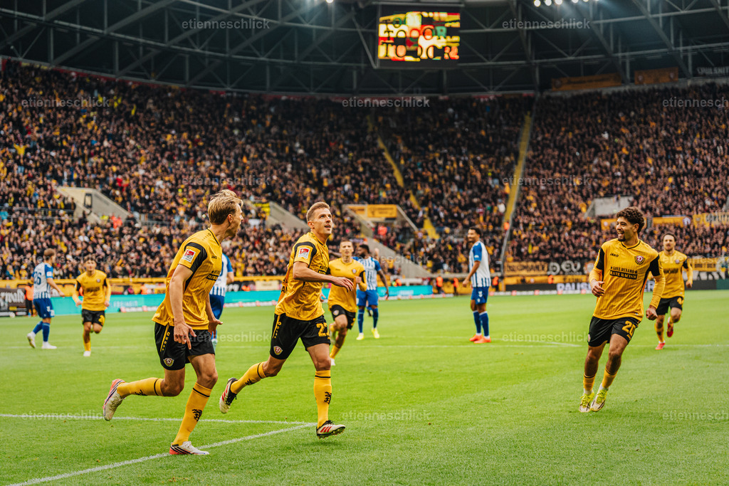 Dresdner SC - Allianz MTV Stuttgart, DEKRA 1. Bundesliga Frauen, Volleyball | Im Bild: Niklas Hauptmann (27, SG Dynamo Dresden) trifft 11 Meter nach Faul 18.10.2026, SG Dynamo Dresden - 1. FC Magdeburg, 2. BUNDESLIGA - 8. SPIELTAG, Fußball, Deutschland, Dresden, Rudolf-Harbig-Stadion