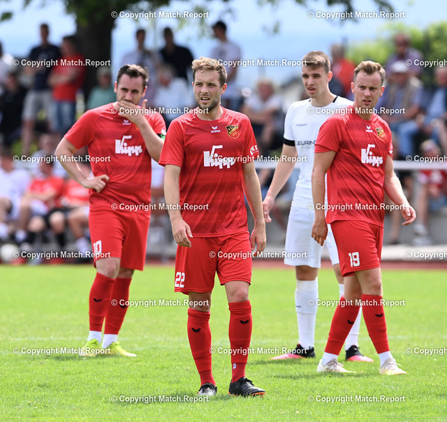 Fussball Verbandsliga 2021/2022: Testspiel SG Empfingen - FC Holzhausen | Fussball  Verbandsliga / Landesliga  2021/2022    03.07.2021TestspielSG Empfingen - FC HolzhausenOliver Grathwol (Mitte, FC Holzhausen) und Janik Michel (hinten li, FC Holzhausen) sowie Marcel Sieber (hinten re, FC Holzhausen)FOTO: ULMER PressebildagenturxxNOxMODELxRELEASExx