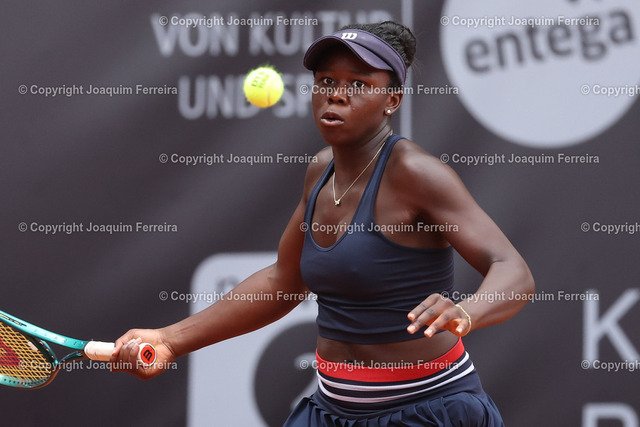 2024.07.20TennisFinaleDa_0009 Kopie | Darmstadt am 21. Juli 2024 xJFAx  48. Internationalen Damen-Tennisturnier des TCB 2000 Darmstadt Finale Angela FITA BOLUDA (ESP) vs Victoria MBOKO (CAN) Bild: v. li.Victoria MBOKO (CAN) spielt eine Vorhand. - Realisiert mit Pictrs.com