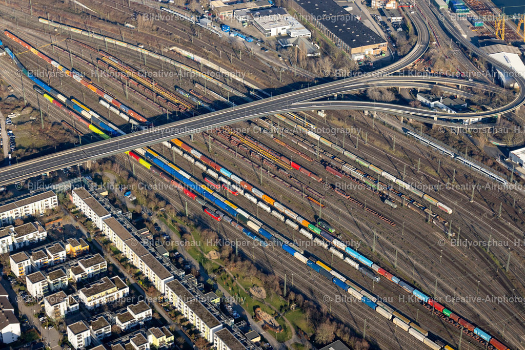Luftbild Neuss-9006 | Luftbildfotografie Schienen- und Gleisstrecken auf den Abstellgleisen und Rangierstrecken des Rangierbahnhofes und Güterbahnhof an der Brücke an der Fesserstraße in Neuss im Bundesland Nordrhein-Westfalen, Deutschland - Realized with Pictrs.com