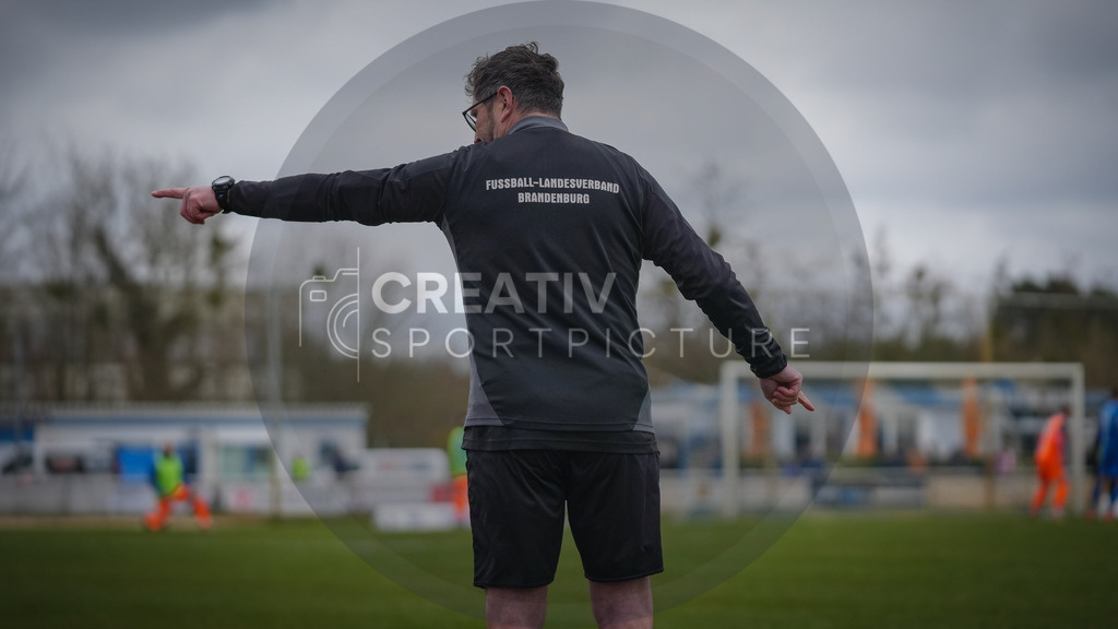 Fußball, Herren, Saison 2025/2026, Landespokal Brandenburg, Halbfinale, RSV Eintracht 1949 vs. VfB 1921 Krieschow, Samstag 28.03.2026, Sportplatz-Heinrich-Zille-Straße | Fußball, Herren, Saison 2025/2026, Landespokal Brandenburg, Halbfinale, RSV Eintracht 1949 vs. VfB 1921 Krieschow, Samstag 28.03.2026, Sportplatz-Heinrich-Zille-Straße, Im Bild: Der 4. Offizielle Michael Wendorf mit Anweisungen an die Bank des VfB Krieschow. - Realisiert mit Pictrs.com