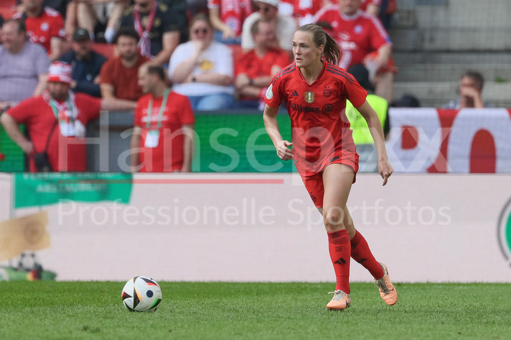 Fussball, DFB-Pokal Finale Frauen, FC Bayern München - VfL Wolfsburg | v.li.: Magdalena Eriksson (FC Bayern München, 5) am Ball, Freisteller, Einzelbild, Ganzkörper, Aktion, Action, Spielszene, DIE DFB-RICHTLINIEN UNTERSAGEN JEGLICHE NUTZUNG VON FOTOS ALS SEQUENZBILDER UND/ODER VIDEOÄHNLICHE FOTOSTRECKEN. DFB REGULATIONS PROHIBIT ANY USE OF PHOTOGRAPHS AS IMAGE SEQUENCES AND/OR QUASI-VIDEO.