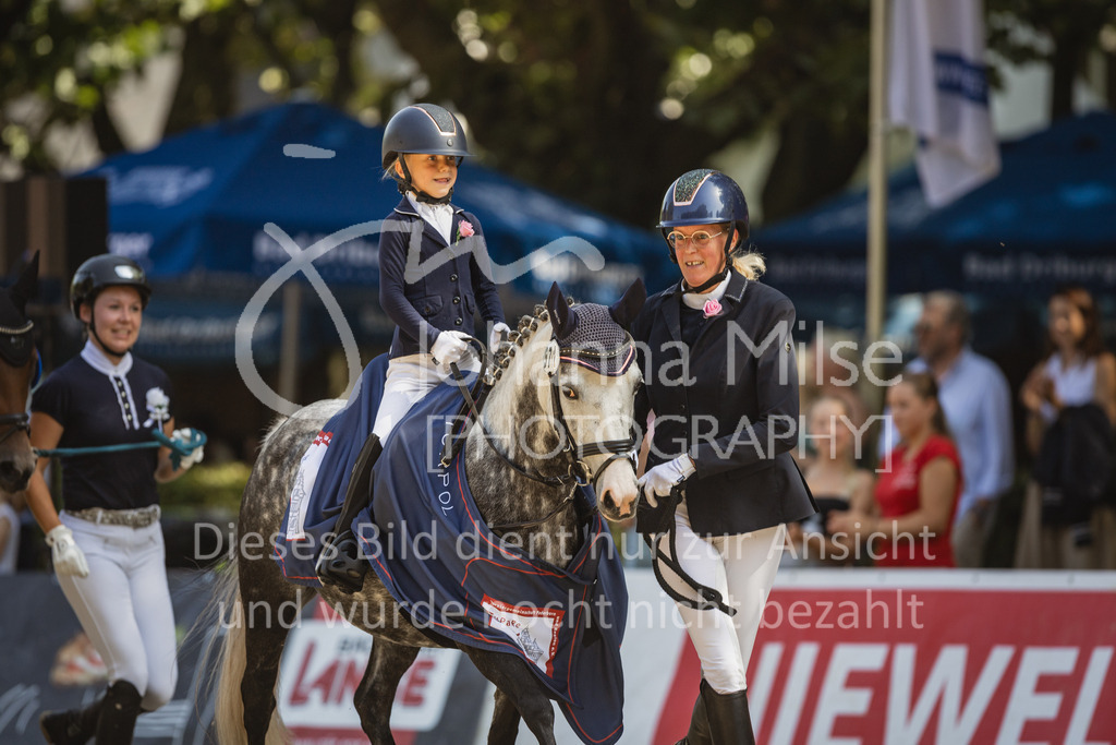 230910_OWLCh_Führzügel-156 | Deine schönsten Turniermomente als professionelle Fotos! Entdecke hochwertige Pferdesport-Fotografie im Online-Shop. Jetzt Fotos finden & bestellen!