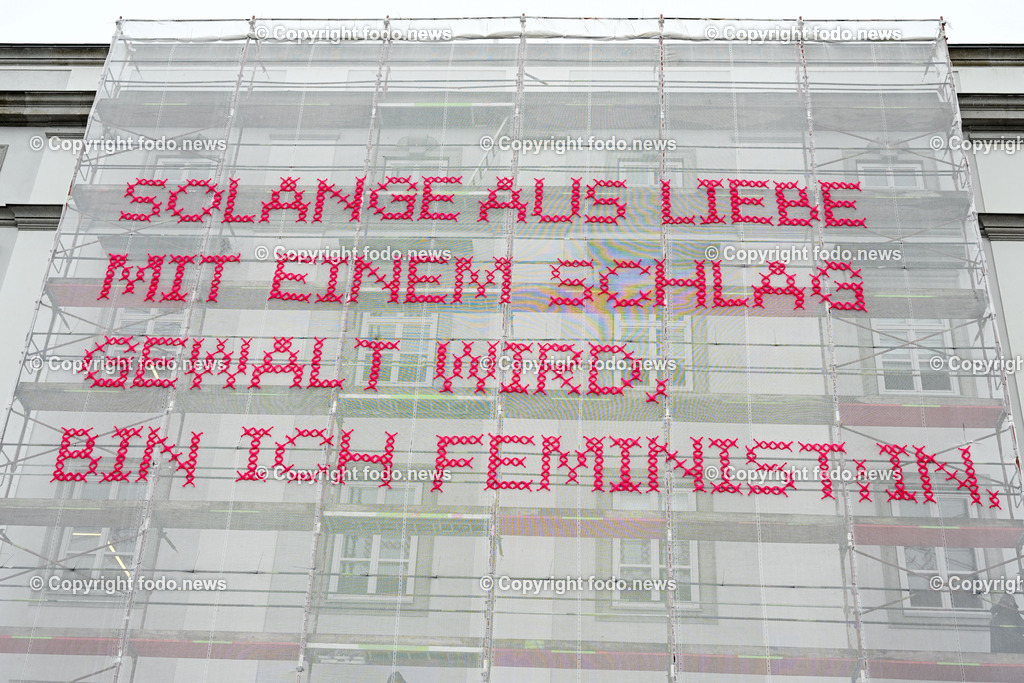 50 Jahre Kunstuniversitaet Linz - Enthuellung des feministischen Kunstprojekts_ 14.03.2023-16 | 14.03.2023, Linz, AUT, 50 Jahre Kunstuniversitaet Linz - Enthuellung des feministischen Kunstprojekts, im Bild Enthuellung des Transparent - 

SOLANGE AUS LIEBE MIT EINEM SCHLAG GEWALT WIRD, BIN ICH FEMINISTIN