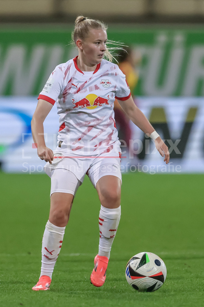 Fussball, Google Pixel Frauen-Bundesliga, VfL Wolfsburg - RB Leipzig | v.li.: Vanessa Fudalla (RB Leipzig, 10) am Ball, Freisteller, Einzelbild, Ganzkörper, Aktion, Action, Spielszene, DIE DFB-RICHTLINIEN UNTERSAGEN JEGLICHE NUTZUNG VON FOTOS ALS SEQUENZBILDER UND/ODER VIDEOÄHNLICHE FOTOSTRECKEN. DFB REGULATIONS PROHIBIT ANY USE OF PHOTOGRAPHS AS IMAGE SEQUENCES AND/OR QUASI-VIDEO.