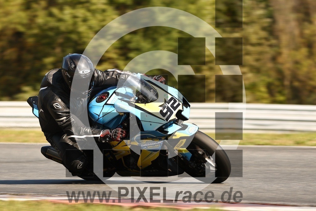 0092-20250909_13972 | Schöne Erinnerungen an spannende Momente - das festzuhalten ist unser Job. PIXELrace.de ist seit 2003 auf den Rennstrecken Europas unterwegs um die Action draußen beim Fahren und die wunderbare Stimmung imm Fahrerlager für euch einzufangen.