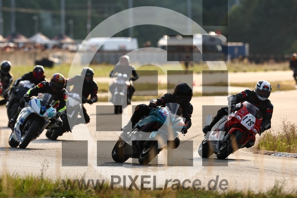 start-20240803_05340 | Schöne Erinnerungen an spannende Momente - das festzuhalten ist unser Job. PIXELrace.de ist seit 2003 auf den Rennstrecken Europas unterwegs um die Action draußen beim Fahren und die wunderbare Stimmung imm Fahrerlager für euch einzufangen.