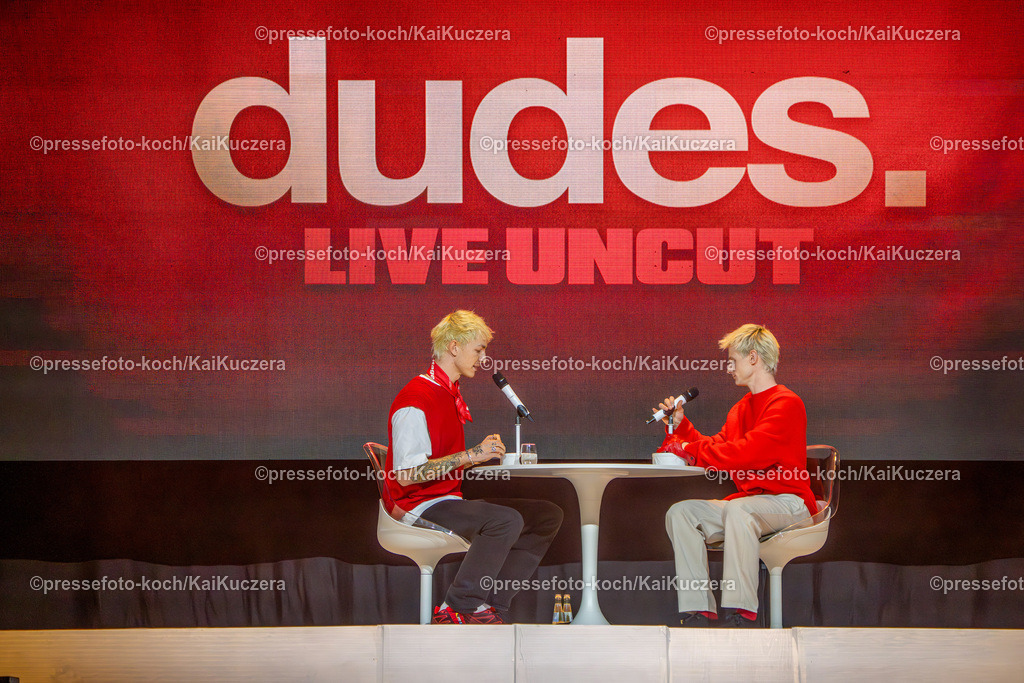 KKU16112401022 | 16.11.2024, xkkux, Düsseldorf, Mitsubishi Electric HALLE, Die Influencer Niklas van Lipzig und David Martin vom Podcast "Arm aber Sexy" performen bei ihrer Show dudes. LIVE UNCUT 2024