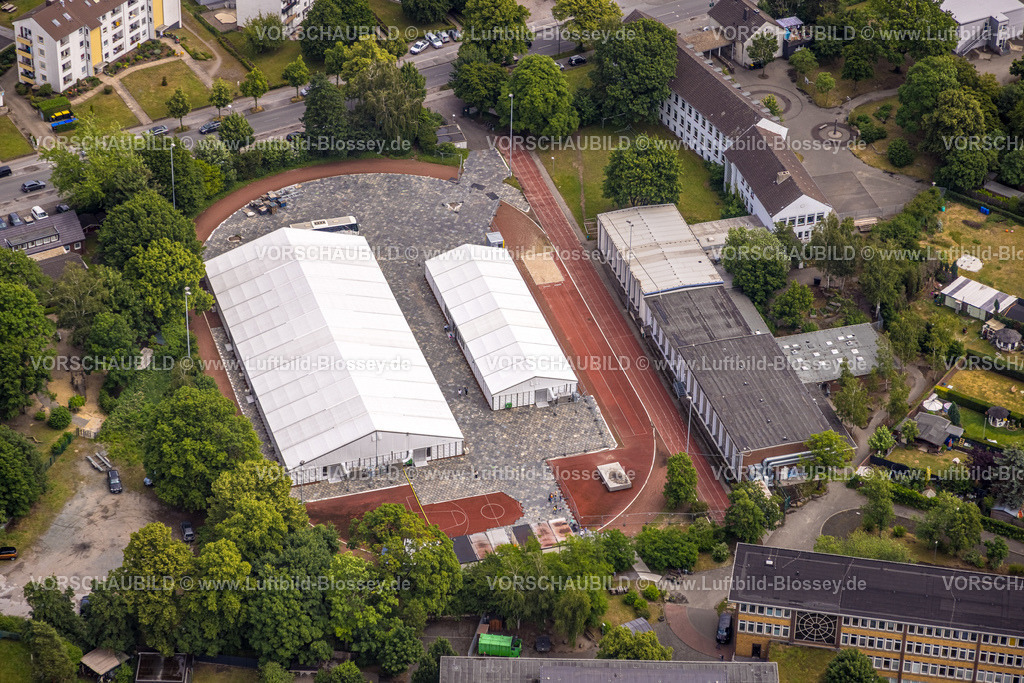Dorsten220604687 | Luftbild, Flüchtlingsunterkünfte am Sportplatz  ehem. Gymnasium Petrinum, Geschwister-Scholl-Schule, Feldmark, Dorsten, Ruhrgebiet, Nordrhein-Westfalen, Deutschland