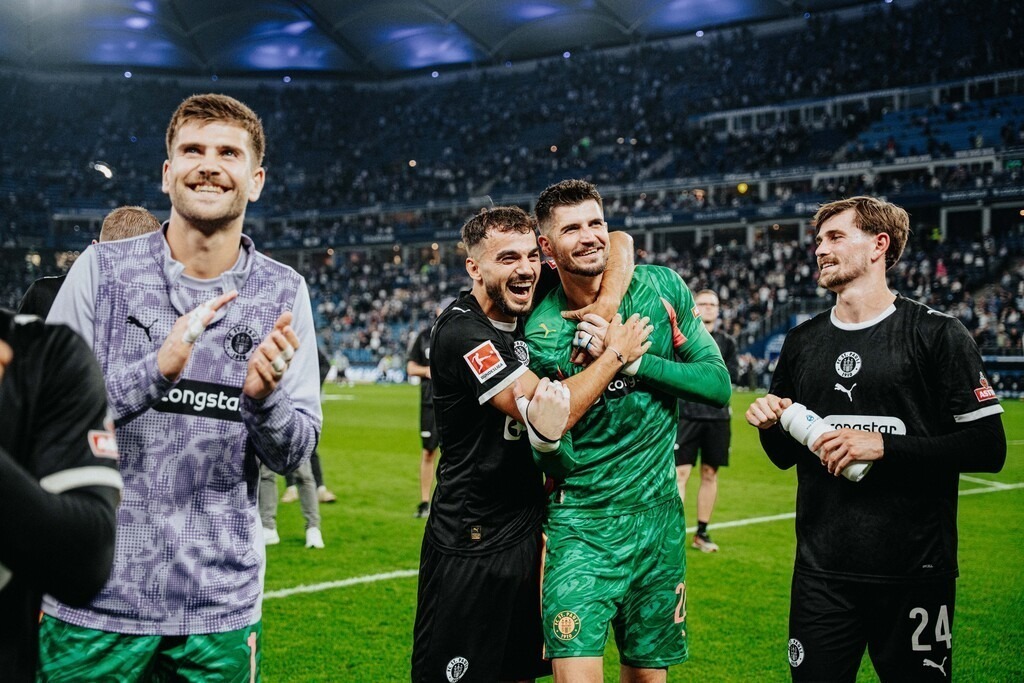 FCP09787 | Der offizielle Shop für FC St. Pauli Fotos. Wähle aus Spielszenen & Fanmomenten dein FCSP Wunschformat. Wir liefern Millerntor-Atmosphäre.