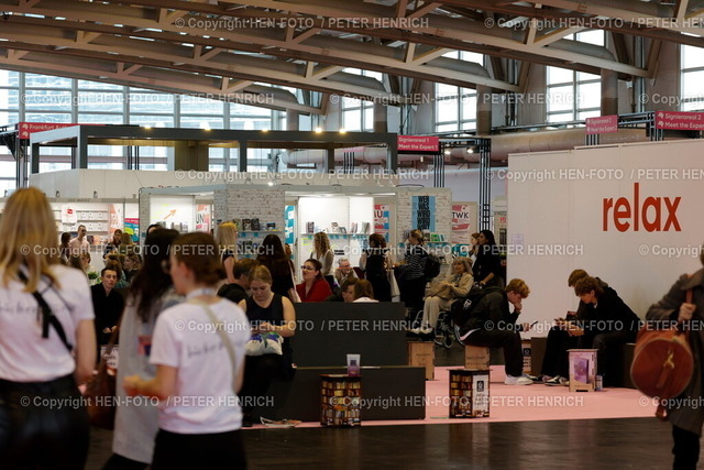 76. Frankfurter Buchmesse Impressionen | 18.10.2024 Heute ab 14 Uhr für alle geöffnet 76. Buchmesse Frankfurt Halle 1.2 New Adults hier Hallenübersicht mit relax Bereich (Foto: Peter Henrich) - Realisiert mit Pictrs.com