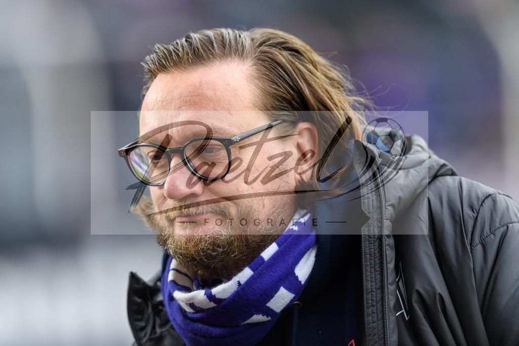 OSNTSV20211106_082 | Fussball, Herren: Geschaeftsfuehrer Michael Welling (VfL Osnabrueck) schaut bei dem Spiel der 3. Liga zwischen VfL Osnabrueck und TSV 1860 Muenchen im Stadion an der Bremer Bruecke am 06.11.2021 in Osnanbrueck, Deutschland.DFB / DFL REGULATIONS PROHIBIT ANY USE OF PHOTOGRAPHS AS IMAGE SEQUENCES AND/OR QUASI-VIDEO. - Realisiert mit Pictrs.com