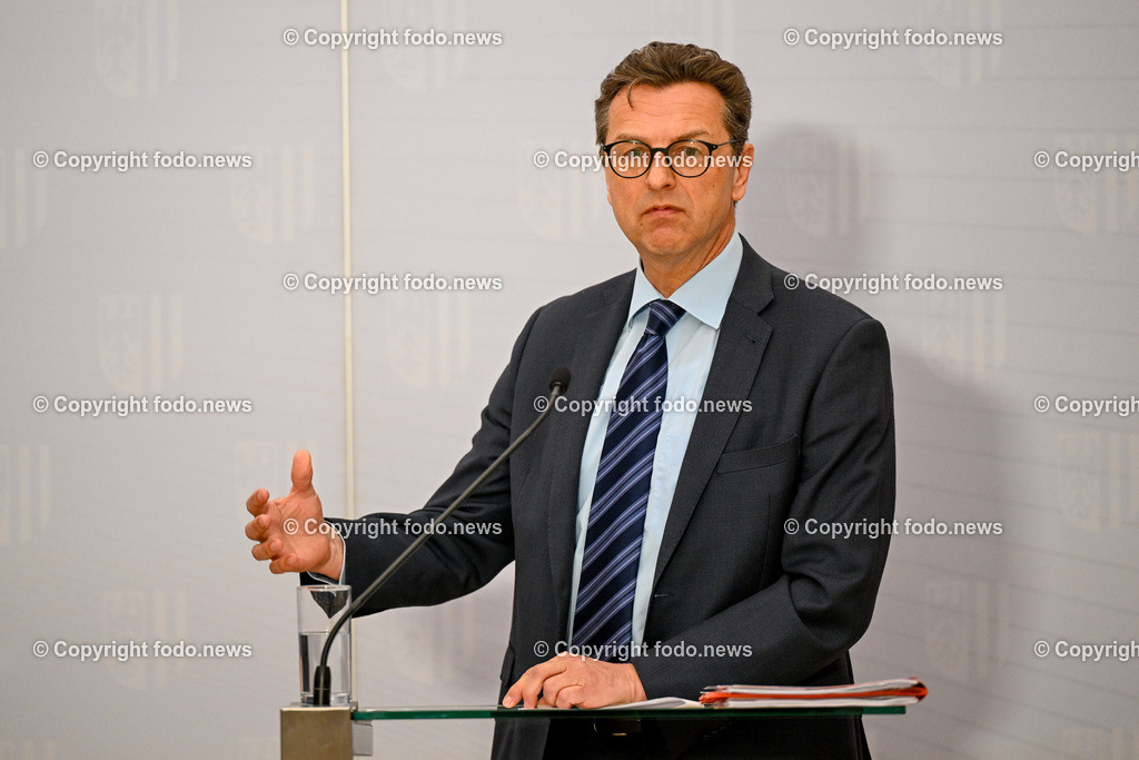 Pressekonferenz Land Ooe_ Gemeinsam geschafft - Maßnahmen zur Verbesserung fuer Mitarbeitende in den ooe. Spitaelern_ 10.04.2024-27 | 10.04.2024, Linz, AUT, Pressekonferenz Land Ooe, Gemeinsam geschafft - Maßnahmen zur Verbesserung fuer Mitarbeitende in den ooe. Spitaelern, im Bild Franz Harnoncourt (Vorsitzender der Geschaeftsfuehrung der Oberoesterreichischen Gesundheitsholding GmbH)