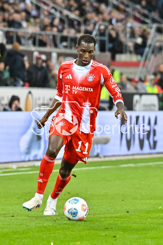 FC St. Pauli - FC Bayern München | ST. PAULI, DEUTSCHLAND - 11. APRIL: am Ball Nicolas JACKSON (FC Bayern Munich 11) / Einzelfoto / Freisteller während dem Bundesligamatch zwischen dem FC St. Pauli und dem FC Bayern München am 29. Spieltag im Millerntor Stadion / DFL REGULATIONS PROHIBIT ANY USE OF PHOTOGRAPHS AS IMAGE SEQUENCES AND/OR QUASI-VIDEO