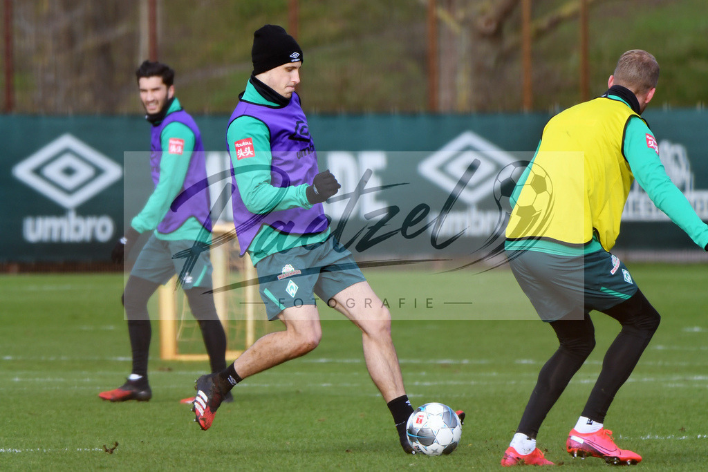 20200212_TRASVW_0088 | Fussball, Herren: Maximilian Eggestein (Werder Bremen) in Aktion, am Ball, Einzelaktion waehrend der Trainingseinheit des SV Werder Bremen auf dem wohninvest Weserstadion Trainingsplatz am 12.02.2020 in Bremen, Deutschland. - Realisiert mit Pictrs.com