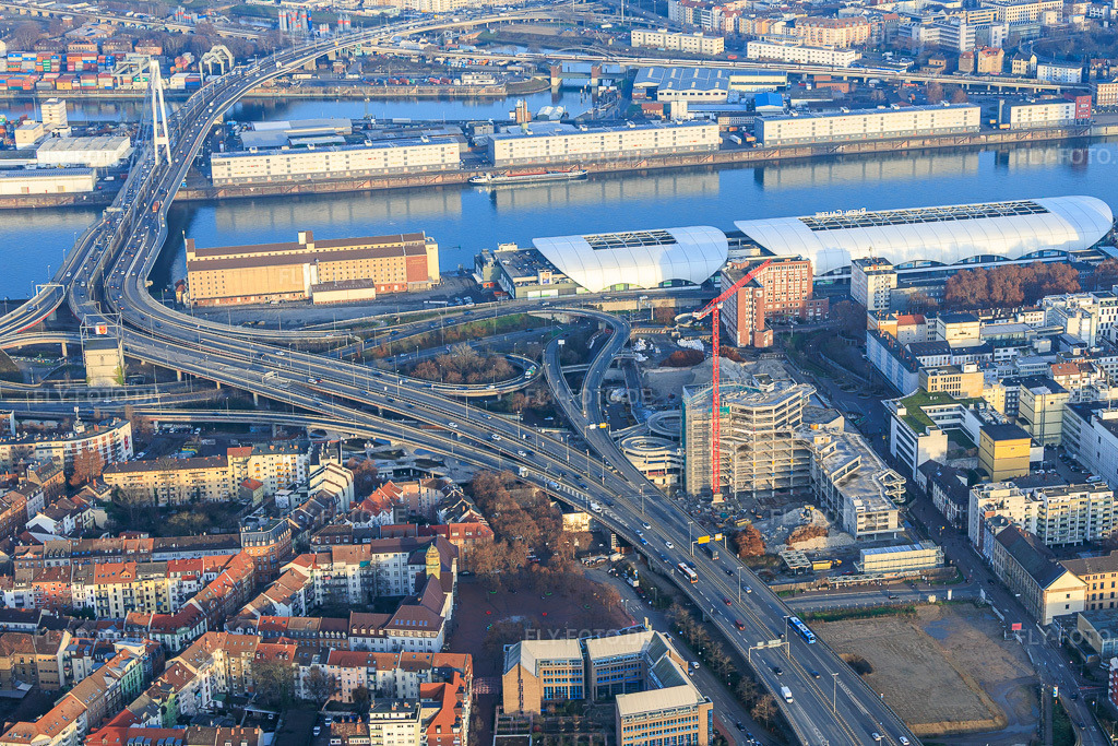 Luftbild: Halb abgerissenes, ehemaliges Rathaus Ludwigshafen im ehemaligen Rathaus Center an der noch abzureissenden Hochstraße Nord(B44) im Ortsteil Mitte in Ludwigshafen im Bundesland Rheinland-Pfalz in Deutschland. Foto: IMG_152020.jpg vom 12.12.2025 durch Werner Riehm/FLY-FOTO.de