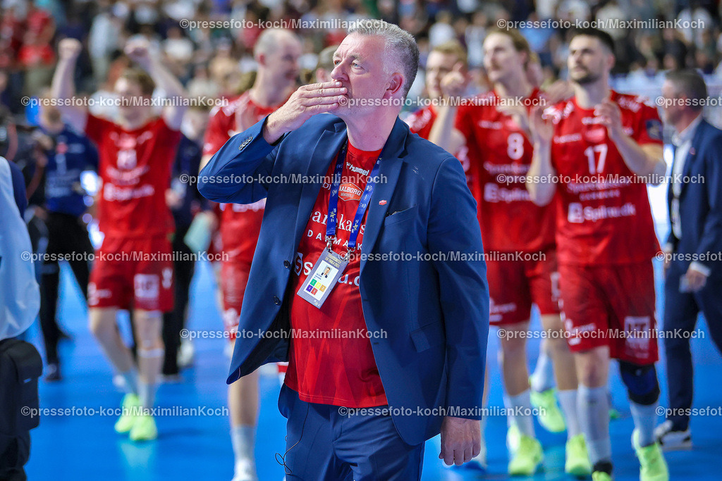 KoeEHF08062401205 | 08.06.2024, Köln, Handball, TruckScout24 EHF FINAL4, Machineseeker Champions League Men, Lanxess-Arena, Halbfinale, SC Magdeburg - Aalborg Handbold: Abschlussjubel nach dem Sieg und dem Einzug in das Finale. Geschäftsführer Jan Larsen steht jubelnd auf dem Spielfeld.