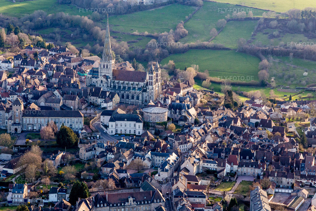 Luftbild: mittelalterlichen Kathedrale Saint-Lazare im Ortsteil Parc Sud-Moulin du Vallon in Autun im Bundesland Saône-et-Loire in Frankreich. Foto: IMG_105468.jpg vom 01.04.2018 durch Werner Riehm/FLY-FOTO.de