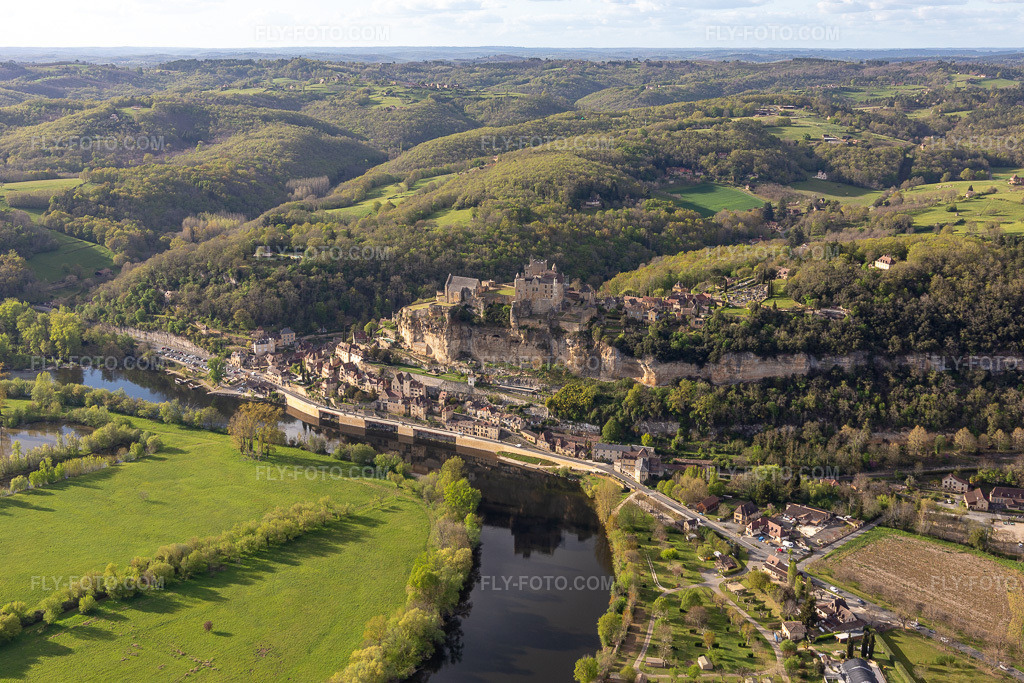 Aerial view: Chateau de Beynac in Beynac-et-Cazenac in the state Dordogne, France. – Photo: IMG_113495.jpg taken on 04/16/2019 by Werner Riehm/FLY-FOTO.com – Resolution of the original: 5472 x 3648 px